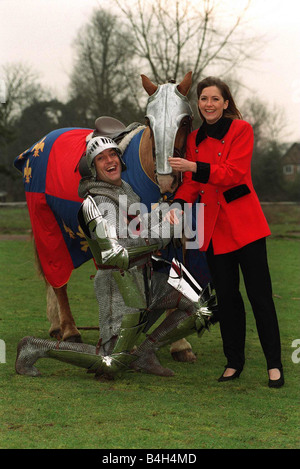 Brian Connolly Schauspieler Komiker als Ritter auf einem Pferd mit Verlobter Ann Marie Stockfoto