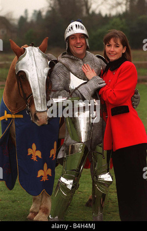 Brian Connolly Schauspieler Komiker als Ritter auf einem Pferd mit Verlobter Ann Marie Stockfoto