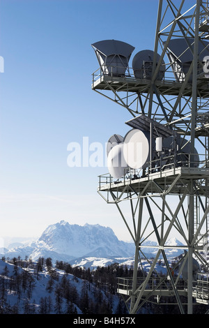 Satellitenschüsseln auf Turm Stockfoto