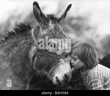 9 Jahre alten Debbie Wright mit Sonnenschein der Esel, die in der TV-Show letzten Of The Summer Wine Februar 1988 erschienen Stockfoto