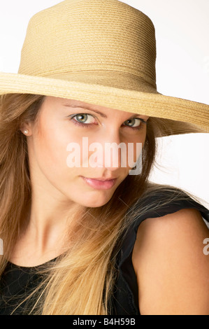 Porträt der Frau mit Strohhut Stockfoto