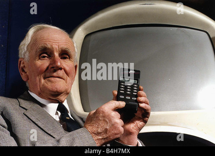 Desmond Llewelyn Actor Juni 1996 Q in den James-Bond-Filmen mit einem neuen video Controller Stockfoto