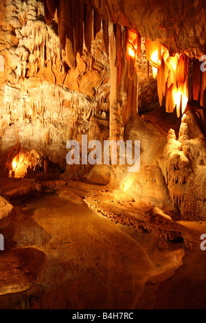 Stalaktiten und Stalagmiten in der Höhle, Grotte De La Madeleine, Ardeche, Provence-Alpes-Cote d ' Azur, Frankreich Stockfoto