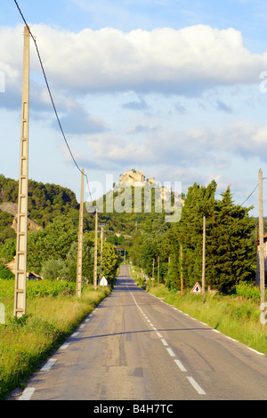 Straßenlauf durch Landschaft, Entrechaux, Vaucluse, Provence-Alpes-Cote d ' Azur, Frankreich Stockfoto