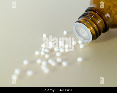 Nahaufnahme der homöopathischen Tabletten verschütten aus Flasche Stockfoto
