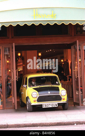 Rowan Atkinson Schauspieler als Mr. Bean Dreharbeiten bei Harrods Automobile mini Stockfoto