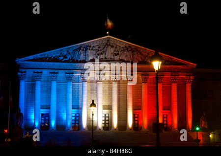Palais Bourbon, Sitz der Assemblée Nationale beleuchtet von den Farben der Tricolore am Tag der Bastille, Paris, Frankreich Stockfoto