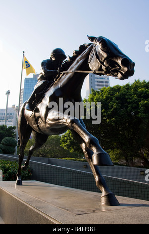 Bronzestatue von Jockey auf Sockel, Hong Kong, China Stockfoto