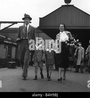 Schauspieler James Stewart kommt in England mit seiner Frau und Familie kommen in England August 1950 Stockfoto