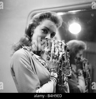 Schauspielerin Janet Leigh in ein Kostüm, passend für den Film The Vikings Juni 1957 Stockfoto