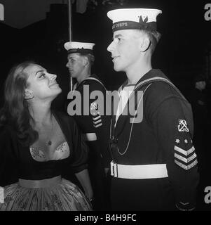 Schauspielerin April Orlich mit Seekadetten bei der Premiere des Films der Titanic-Katastrophe A Night To Remember, am Leicter Square Odeon Juli 1958 Stockfoto