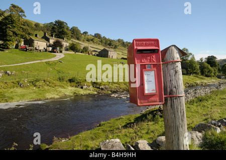 Briefkasten in der Nähe einer Farm in Oughtershaw, Yorkshire Stockfoto