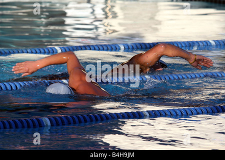 Zwei Schwimmer in einem Schwimmbad Stockfoto