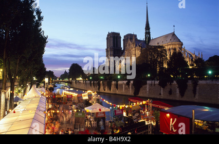 Erhöhte Ansicht derjenigen, die am Markt, Seineufer, Notre-Dame, Ile De La Cite, Paris, Frankreich Stockfoto