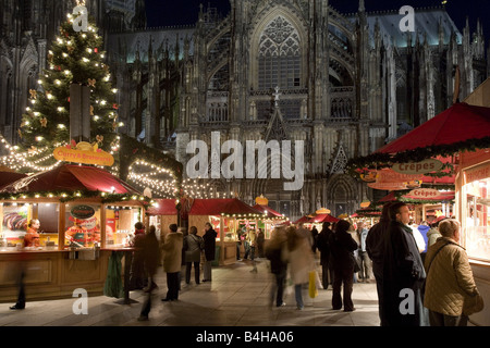 Menschen vor Kirche an Weihnachten Zeit Kölner Dom Köln Nordrhein-Westfalen Deutschland Stockfoto