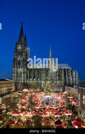 Erhöhte Ansicht der Kirche an Weihnachten Kölner Dom Köln Nordrhein-Westfalen Deutschland dekoriert Stockfoto