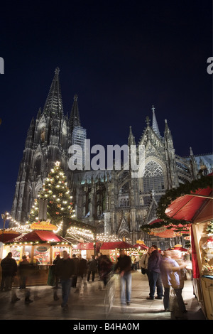 Touristen am Markt vor der Kathedrale Stockfoto