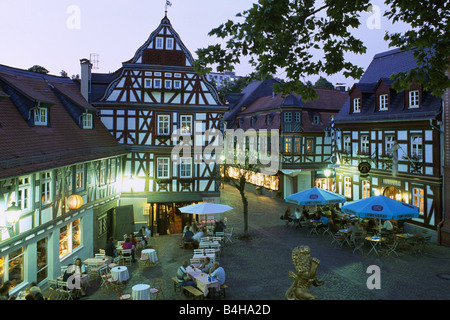 Erhöhte Ansicht von Menschen in Coffee-Shop in der Abenddämmerung Idstein Darmstadt Hessen Deutschland Stockfoto