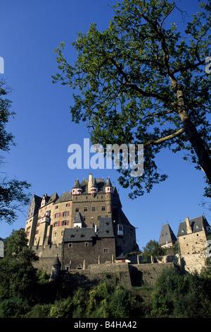 Niedrigen Winkel Aussicht auf die Burg, umgeben von Wald, Burg Eltz, Rheinland-Pfalz, Deutschland Stockfoto