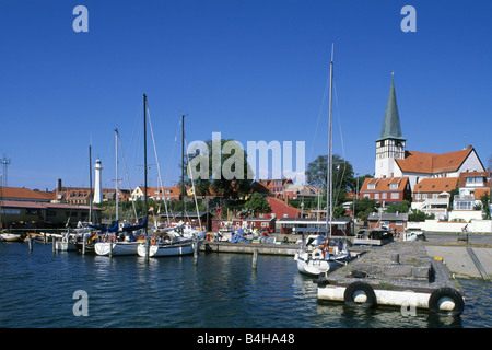 Boote am Hafen mit Kirche im Hintergrund, Ronne, Bornholm, Dänemark Stockfoto