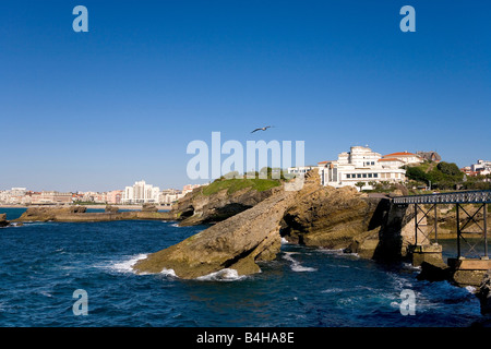 Bogen Naturgebilde im Ozean, Pointe Saint-Martin, Biarritz, Pyrenees-Atlantiques, Aquitaine, Frankreich Stockfoto