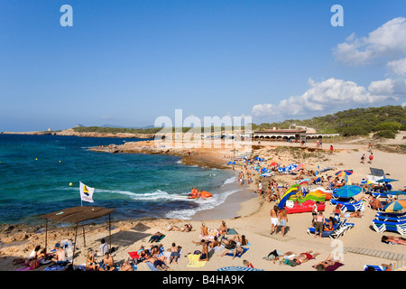 Touristen am Strand Cala Comte Ibiza Balearen Spanien Stockfoto