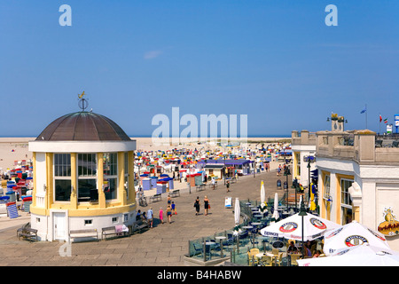 Pavillon und Touristen am Strand, Borkum, Niedersachsen, Deutschland Stockfoto