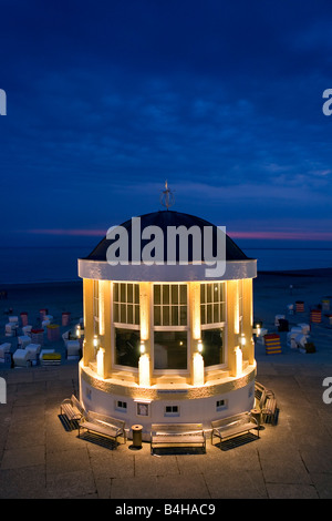 Pavillon und Kapuzen Liegestühle am Strand in der Nacht, Borkum, Niedersachsen, Deutschland Stockfoto