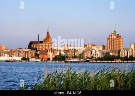 Gebäude am Ufer, Rostock, Mecklenburg-West Pomerania, Deutschland Stockfoto