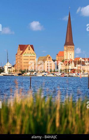 Gebäude am Ufer, Rostock, Mecklenburg-West Pomerania, Deutschland Stockfoto