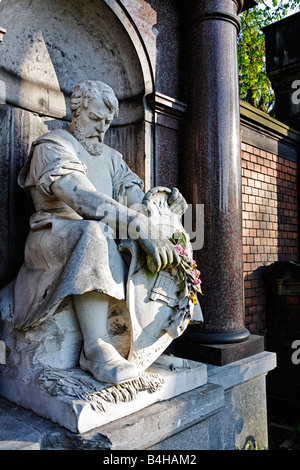 Skulptur im Friedhof, Friedrichshain, Berlin, Deutschland Stockfoto