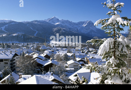 Luftaufnahme der Stadt in Schnee bedeckt, Garmisch Partenkirchen, Bayern, Deutschland Stockfoto