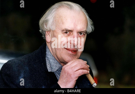 George Cole Actor, OBE in den neuen Jahren Ehrenliste vor seinem Haus in der Nähe von Henley heute erhalten Stockfoto