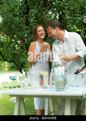 Paar Gläser Wein halten und Lächeln im Garten Stockfoto