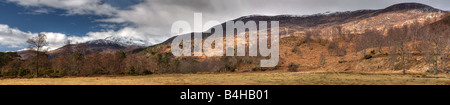 Panorama des unteren Mittellauf des Glen Strathfarrar in den schottischen Highlands. Stockfoto