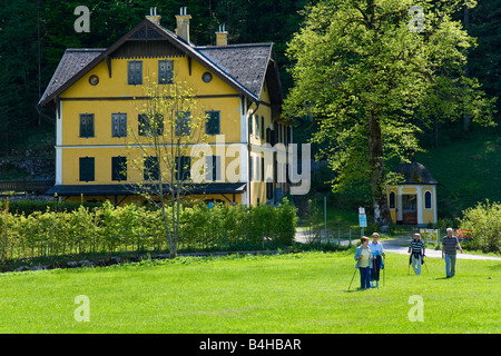 Ältere Ehepaare, die zu Fuß in Feld Jagdschloss Offensee Ebensee Salzkammergut Österreich Stockfoto