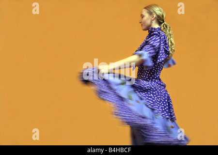 Seitenansicht des weiblichen Flamenco Tänzer tanzen Stockfoto