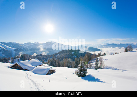 Häuser auf schneebedeckter Landschaft, Elmaualm, Tennengebirge, Salzachtal, Hagengebirge, Salzburger Land, Österreich Stockfoto