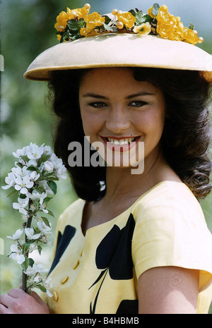 Schauspielerin Catherine Zeta-Jones, die Apppeared in The Darling Buds of May mit David Jason vor Ort in Pluckley Kent Stockfoto