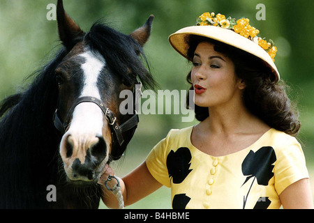 Catherine Zeta-Jones-Schauspielerin, die Hauptrolle in der tv-Serie der Darling Buds of May als Mariette vor Ort in Kent Stockfoto