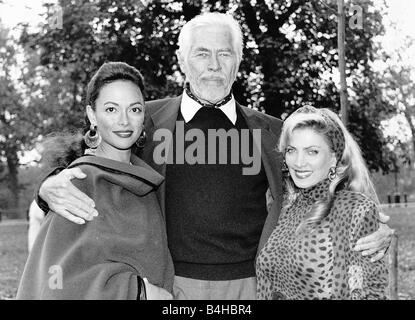 James Coburn Schauspieler mit Schauspielerin und ehemalige Freundin Lynsey de Paul und Freundin und zukünftige Frau Paula Murad an einer Baumpflanzaktion Zeremonie im Hyde Park in London Stockfoto