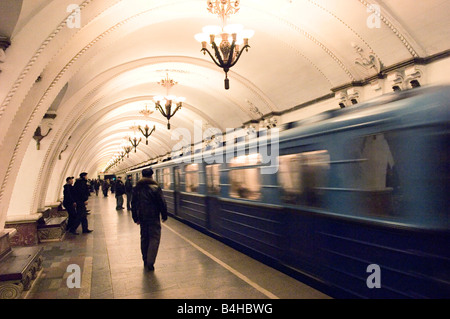 Passagiere an der u-Bahn station, Arbatskaja, Arbatsko'ÄìPokrovskaya Linie, Moskau, Russland Stockfoto