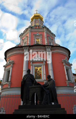 Statuen vor Kloster, Epiphany Kloster, Kitay-Gorod, Moskau, Russland Stockfoto