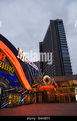 Fassade des Casino leuchtet in der Dämmerung, Moskau, Russland Stockfoto