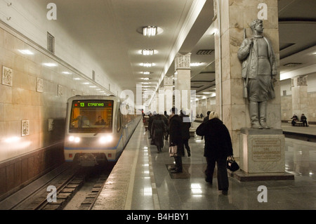 Pendler im Metro-Station Komsomolskaja, Moskau, Russland Stockfoto