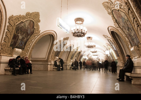 Pendler in u-Bahn Station Komsomolskaja, Moskau, Russland Stockfoto