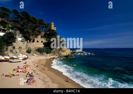 Erhöhte Ansicht von Touristen genießen am Strand von Lloret de Mar Gerona Katalonien Spanien Stockfoto