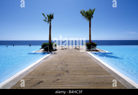 Steg im Infinity Pool, Funchal, Madeira, Portugal Stockfoto