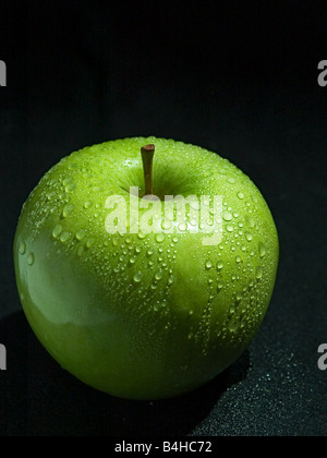 Nahaufnahme von Wassertropfen auf grüner Apfel Stockfoto