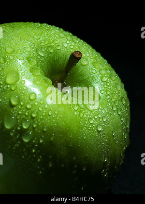Nahaufnahme von Wassertropfen auf grüner Apfel Stockfoto
